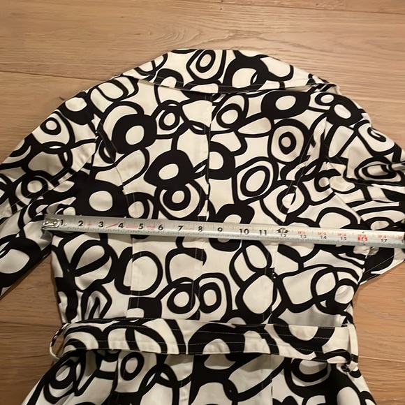 MaxMara Double Breasted Short Trench. - Picture 5 of 7